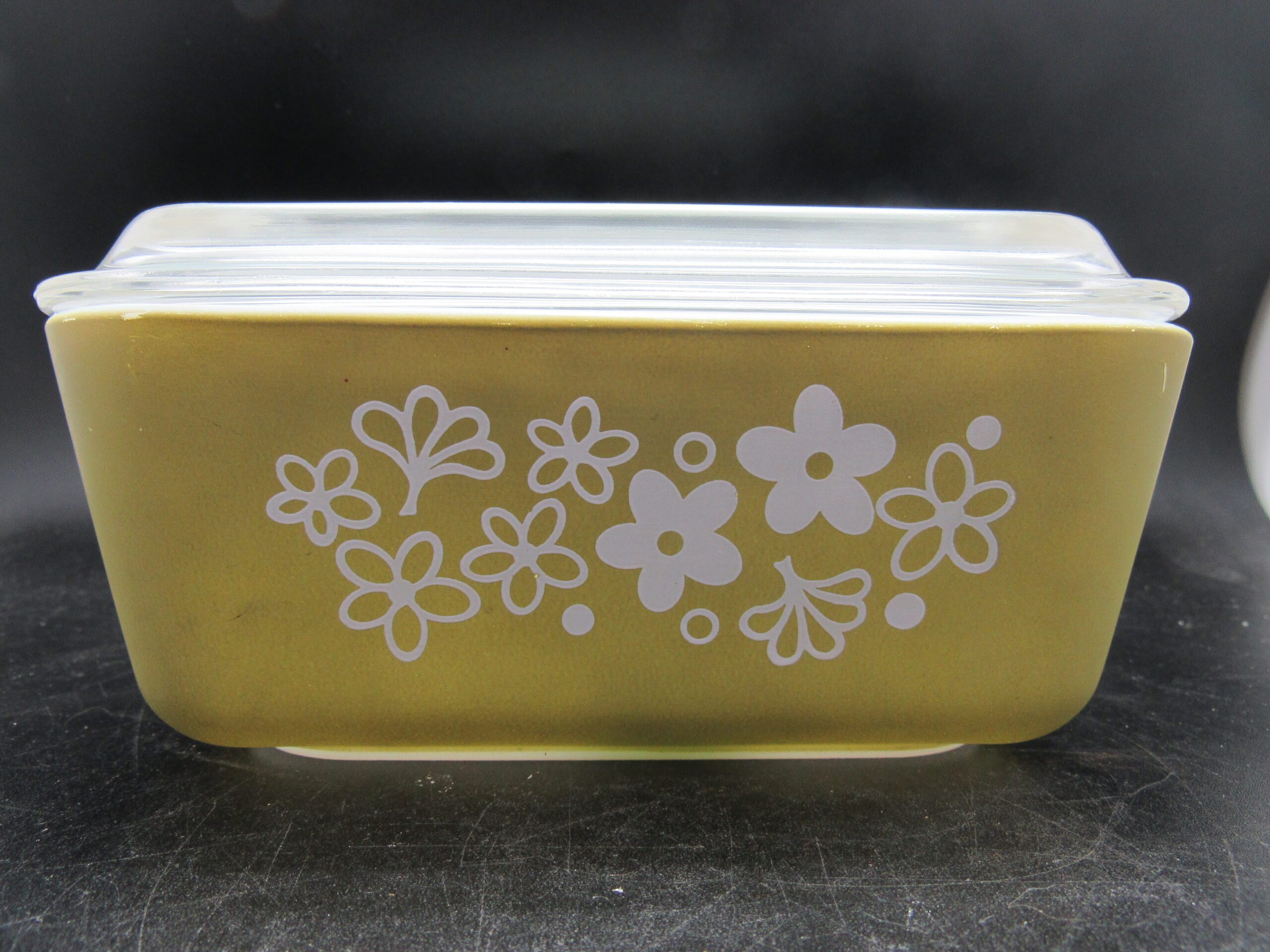 Pyrex Refrigerator dish Crazy Daisy with lid. - Hidden Treasures